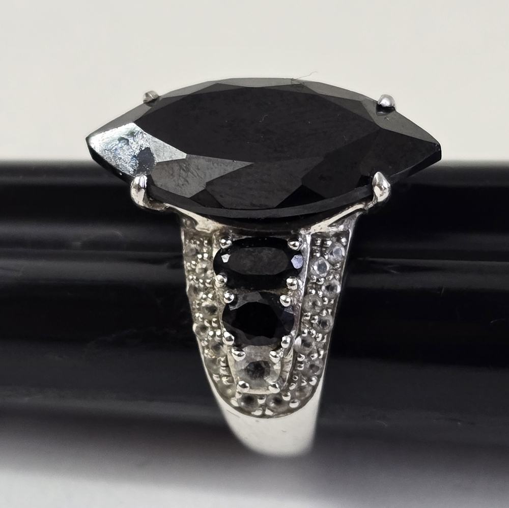 Sterling Silver 925 Striking Black Onyx Ring